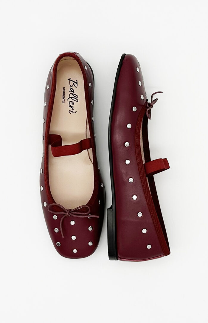 Ballerina a punta quadrata Emma Pelle Bordeaux con borchie